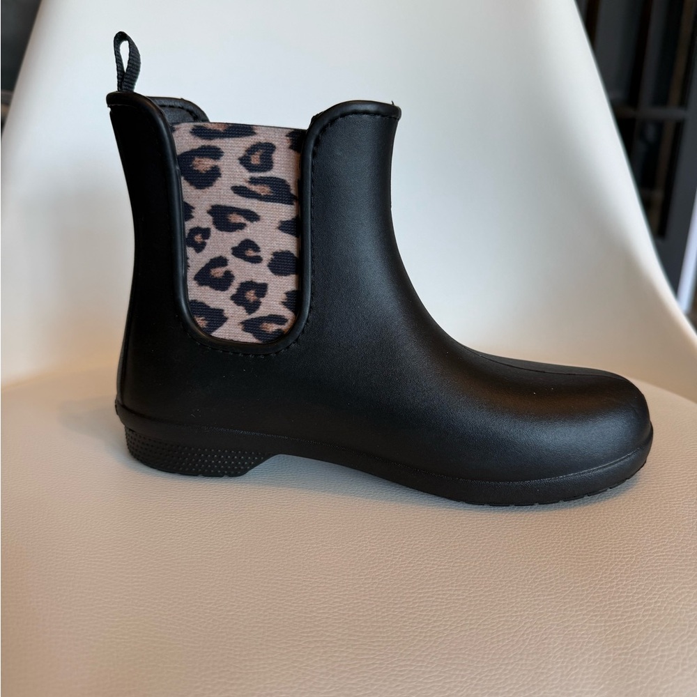 ☀️Croc Black Ankle Boot with Leopard Print Accent- LEFT BOOT ONLY!